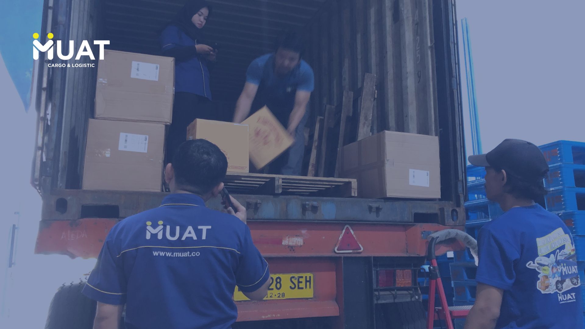Aktivitas loading barang MUAT Cargo