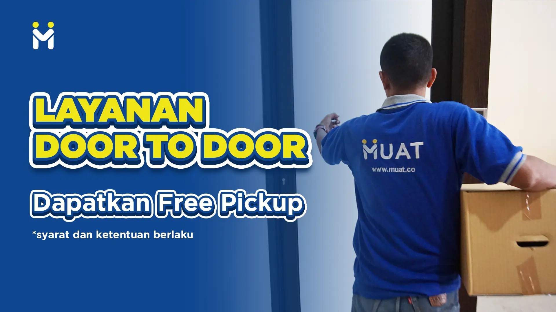 Petugas MUAT membawa paket untuk layanan door to door