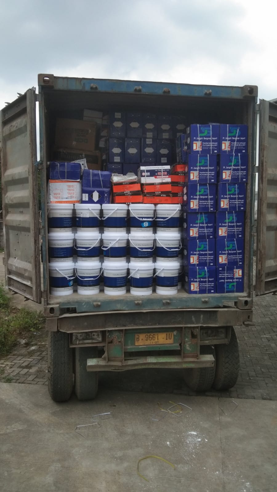 Dokumentasi pengiriman material bangunan oleh MUAT Cargo
