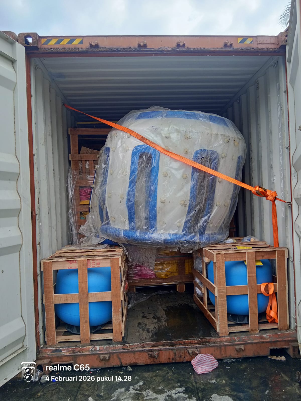Muatan kontainer dalam aktivitas operasional MUAT Cargo