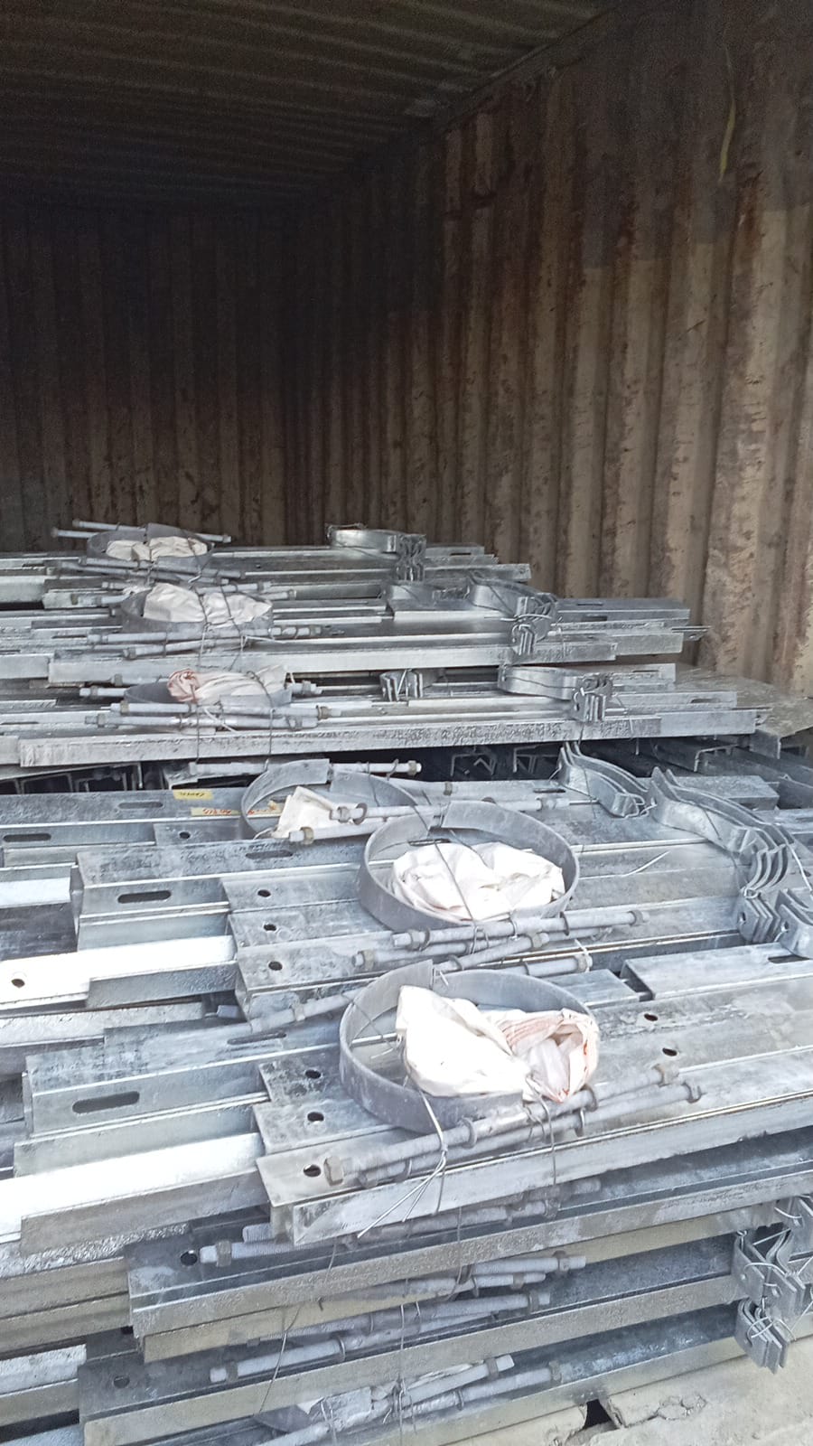Material logam yang ditangani untuk kebutuhan pengiriman MUAT Cargo