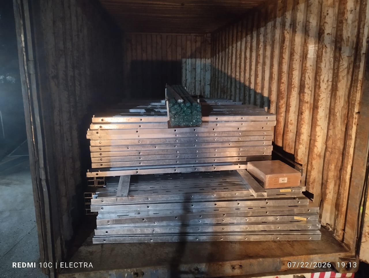 Material proyek berbahan besi dan baja dalam kegiatan pengiriman