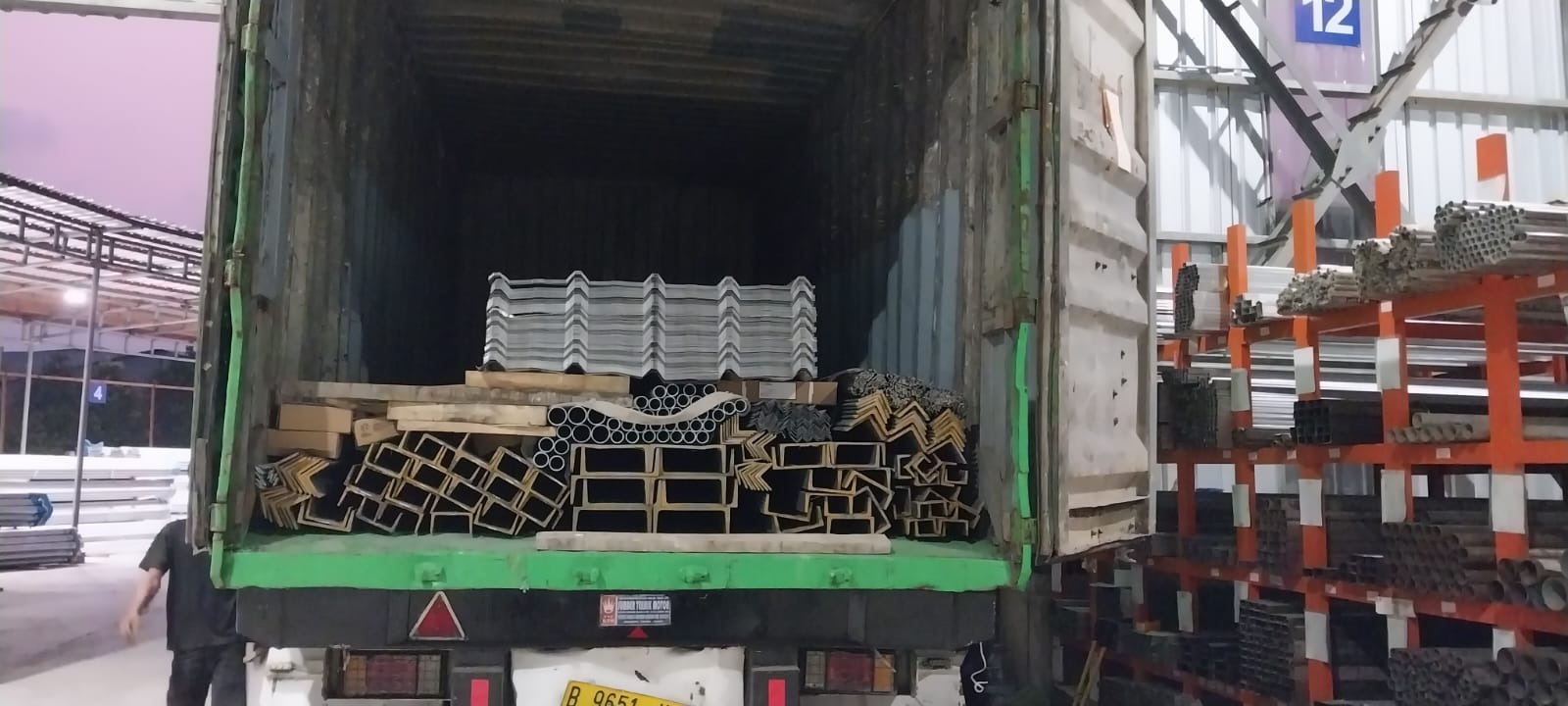 Muatan profil besi dan baja untuk pengiriman bersama MUAT Cargo